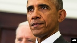 Vice President Joe Biden (l) listens as President Barack Obama speaks about the Islamic State group, Feb. 11, 2015, in the Roosevelt Room of the White House.