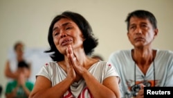 Bà Rosario Capidos cảm tạ Thiên Chúa đã cho gia đình tai qua nạn khỏi trong cơn bão Haiyan, trong khi dự Thánh lễ Chủ nhật tại nhà thờ Santo Nino ở Tacloban, 17/11/13