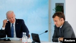 資料照片：美國總統拜登和法國總統馬克龍在英國康沃爾郡卡比斯灣參加 G7 峰會的全體會議。 (2021年6 月13 日）