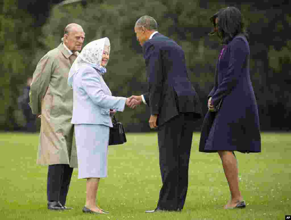President Barack Obama and his wife first lady Michelle Obama are greeted by Britain&#39;s Queen Elizabeth II and Prince Phillip after landing by helicopter at Windsor Castle for a private lunch in Windsor, April, 22, 2016