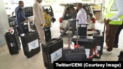 La Commission électorale nationale indépendante a reçu le premier lot de machines à voter, Kinshasa, RDC, 9 janvier 2018. (Twitter/CENI)