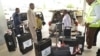 Arrivée du premier lot de "machines à voter" controversées en RDC