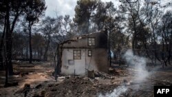 Une maison calcinée dans le feu de forêt au village de Neos Voutzas, près d’Athènes, le 24 juillet 2018.