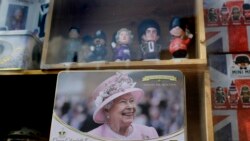 Sebuah toko menjual souvenir bergambar Ratu Elizabeth II di Windsor, Inggris, 21 April 2021. (AP Photo/Kirsty Wigglesworth).