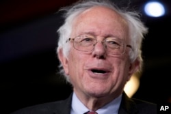 Thượng nghị sĩ Bernie Sanders phản ứng khi ông được hỏi về việc tranh cử tổng thống trong một cuộc họp báo ở điện Capitol, Washington.