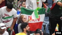 عکس هایی از تماشاگران بازی والیبال ایران و کوبا در ریو