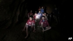 Dvanaest dječaka i njihov fudbalski trener proveli su devet dana zarobljeni u pećini na Tajlandu
