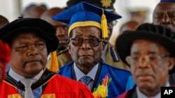 El presidente de Zimbabue, Robert Mugabe, arriba a una ceremonia de graduación en Harare, la capital de Zimbabue, en el primer acto público en el que participa desde que fue sometido a arresto domiciliario.