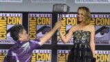 Sutradara Taika Waititi memberikan palu Thor kepada Natalie Portman di acara panel Marvel Studios saat mengumumkan film "Thor Love And Thunder" di ajang Comic-Con International Sabtu, 20 Juli, 2019 di San Diego (Foto: Chris Pizzello/Invision/AP)