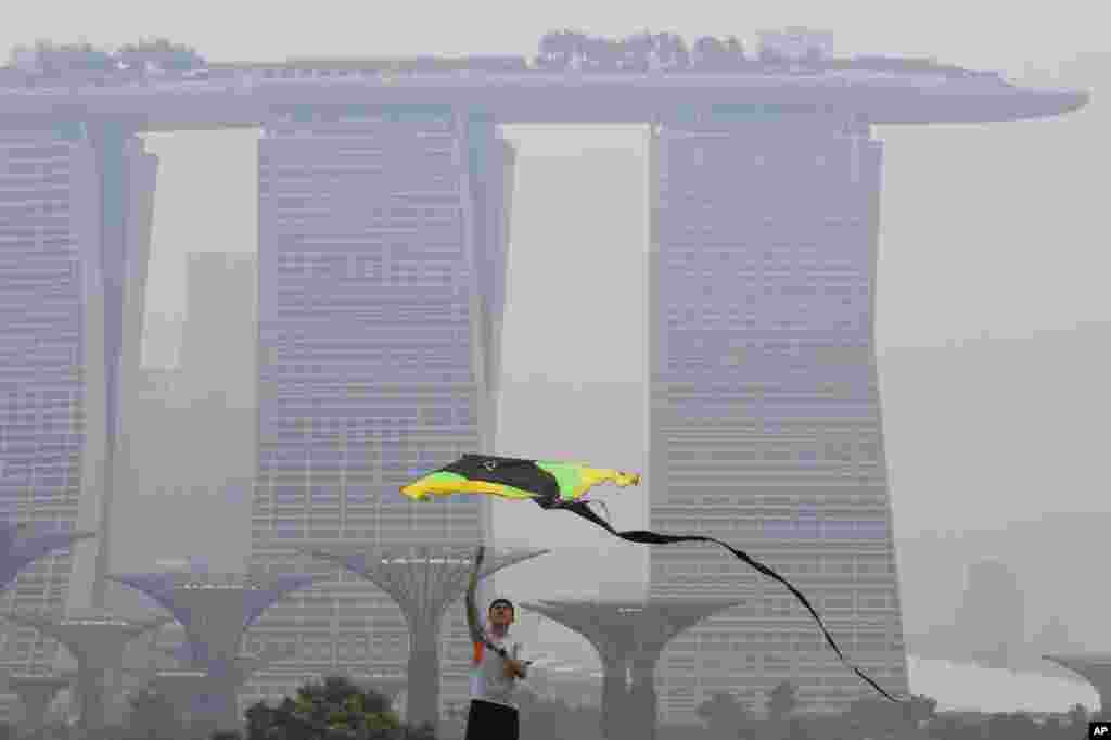 최근 대기 오염이 심각한 싱가포르에서 한 남성이 연을 날리고 있다.