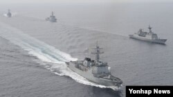26일 한국 동해 상에서 실시된 미한 연합 해군훈련에 참가한 한국 해군 서애류성룡함(앞쪽부터), 강감찬함, 율곡이이함, 미 해군 스프루언스함이 전술기동을 하고 있다