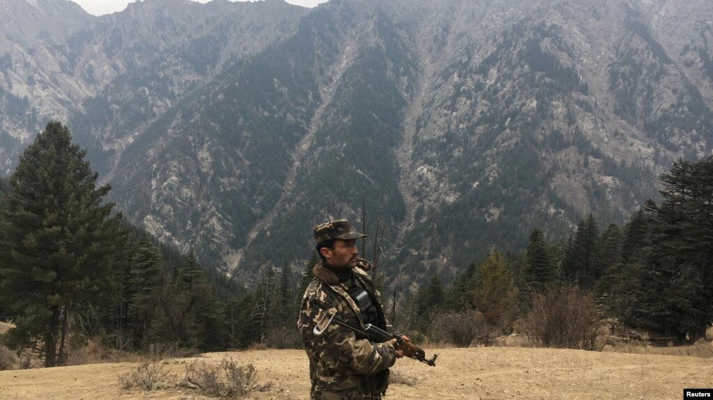 阿富汗安全部队一名成员在奴里斯坦省站岗。(photo:VOA)