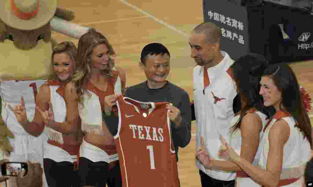 阿里巴巴集团董事局主席马云和美国华盛顿大学与德克萨斯大学篮球队队员和拉拉队队员在杭州合影（2015年11月10日）