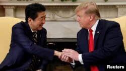 Archivo - El presidente de EE.UU., Donald Trump se reunió con el primer ministro de Japón, Shinzo Abe, en la Oficina Oval en la Casa Blanca en Washington, el 26 de abril de 2019. 