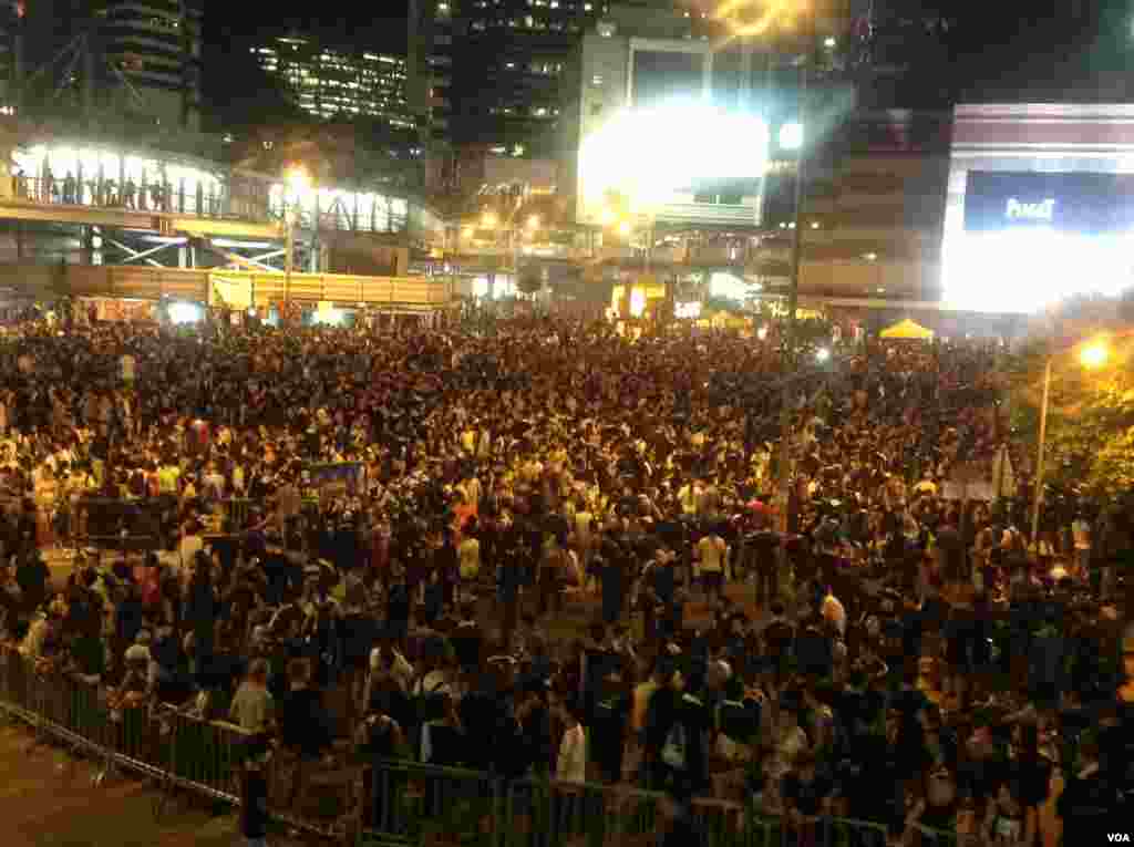 Manifestantes bloqueiam a rua principal do distrito financeiro às portas da sede do Governo em&nbsp; Hong Kong, Set. 29, 2014. 