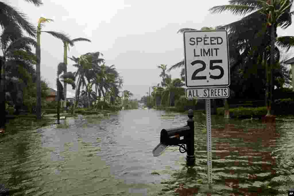 فلوریڈا کے علاقے نیپلز کی ایک سڑک کا منظر جو حدِ نگاہ تک پانی سے بھری دکھائی دے رہی یے