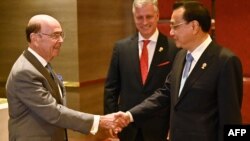 윌버 로스 미국 상무장관과 리커창 중국 총리가 4일 아세안 정상회의가 열리고 있는 태국 방콕에서 양자회담을 했다.