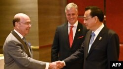 지난 2019년 11월 윌버 로스 당시 미국 상무장관과 리커창 중국 총리가 아세안 정상회의가 열리고 있는 태국 방콕에서 회담했다.