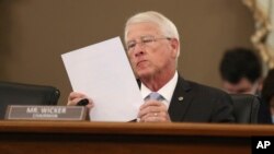 រូបឯកសារ៖ លោក Roger Wicker សមាជិក​ព្រឹទ្ធ​​សភា​ខាង​គណបក្ស​សាធារណរដ្ឋ​ ចូលរួមសវនាការមួយនៅវិមានសភាសហរដ្ឋអាមេរិក នៅរដ្ឋធានីវ៉ាស៊ីនតោន កាលពីថ្ងៃទី៥ ខែសីហា ឆ្នាំ២០២០។