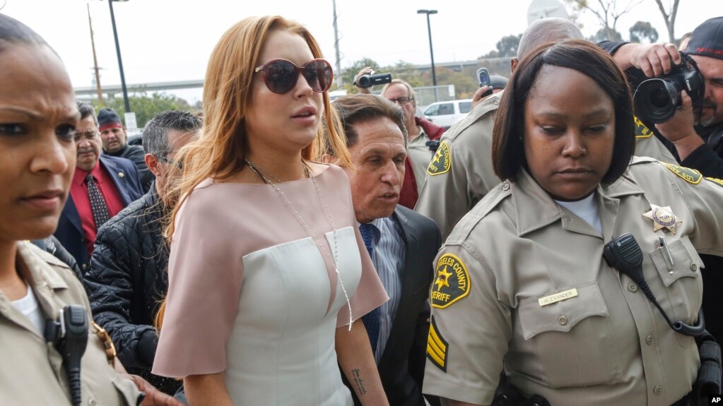 ARCHIVO- La actriz Lindsay Lohan llega a la Corte de Los Angeles, California, el 18/3/13, para responder por cargos relacionados a un accidente automovilÃ­stico en la vÃ­a escÃ©nica Pacific Coast Highway.