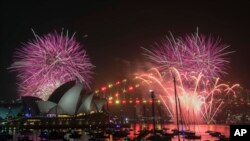 Los fuegos artificiales explotan en el puerto de Sydney durante las celebraciones de Año Nuevo en Sydney, el lunes 31 de diciembre de 2018