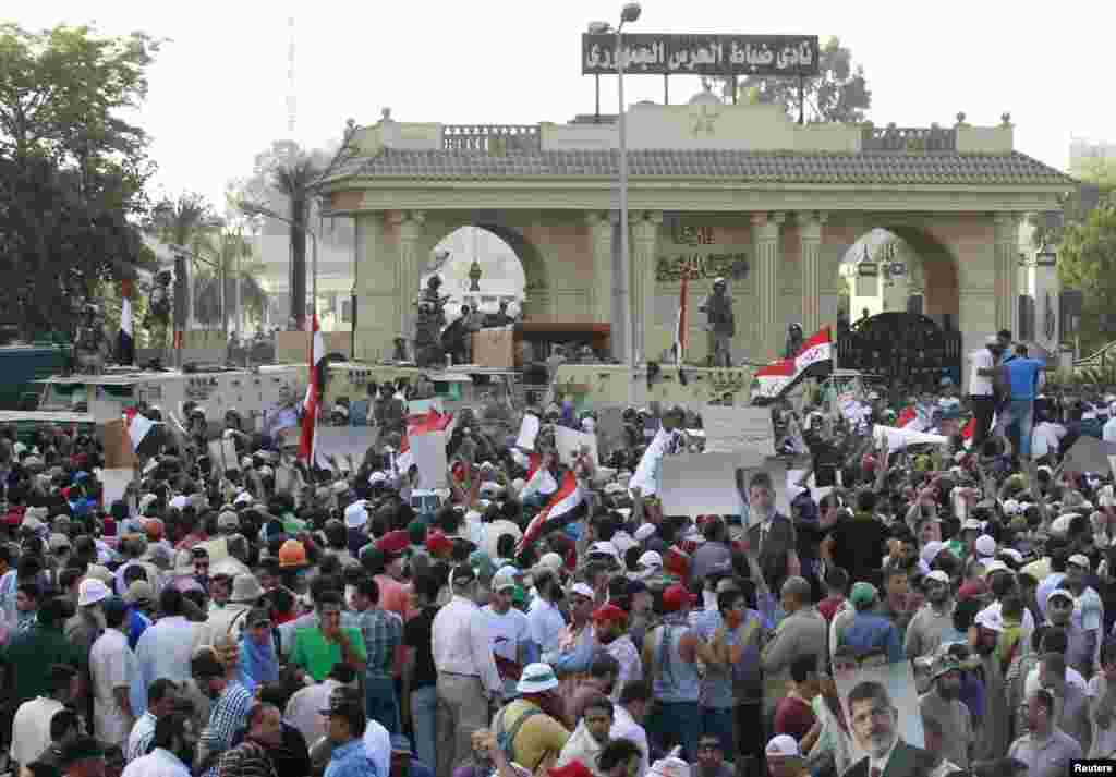 مرسی کے حامیوں نے مظاہروں کے دوران مختلف سرکاری عمارتوں اور فوجی تنصیبات میں گھسنے کی کوششیں بھی کیں