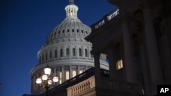 21일 밤 예산안 처리 논의가 진행중인 미국 워싱턴 연방 의사당 전경. 