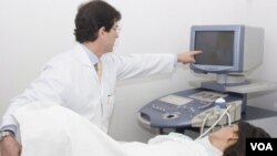 Dokter sedang melakukan sonogram terhadap seorang ibu hamil. Berbagai studi merekomendasikan ibu hamil agar tidak berpuasa demi kesehatan janin.