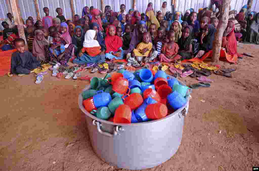 Anak-anak pengungsi Somalia menunggu pembagian bantuan makanan di sebuah kamp di Mogadishu.