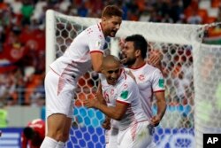 El centro Wahbi Khazri de Túnez celebra con sus compañeros después de anotar el segundo gol de su equipo durante el partido del grupo G entre Panamá y Túnez en la Copa Mundial de fútbol 2018 en el Mordovia Arena en Saransk, Rusia, el jueves 28 de junio de 2018.