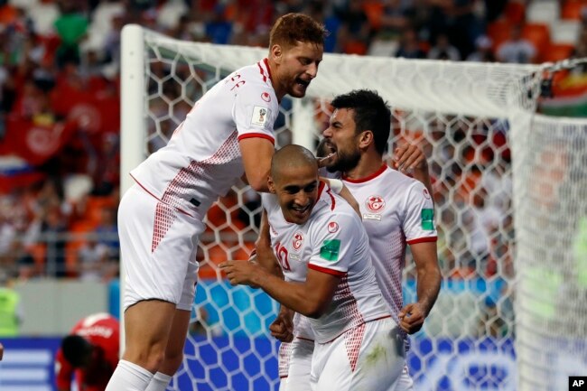 El centro Wahbi Khazri de Túnez celebra con sus compañeros después de anotar el segundo gol de su equipo durante el partido del grupo G entre Panamá y Túnez en la Copa Mundial de fútbol 2018 en el Mordovia Arena en Saransk, Rusia, el jueves 28 de junio de 2018.