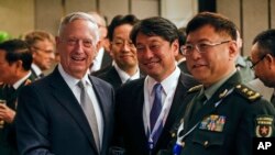 美國國防部長馬蒂斯在香格里拉對話期間與日本防衛大臣小野寺五典和中國軍事科學院副院長何雷交談。