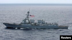 Kapal perusak USS Chafee, milik Angkatan Laut AS, dalam latihan militer "RIMPAC Naval" di perairan sekitar 241 kilometer sebelah utara pulau Oahu, Hawaii, 18 Juli 2012. (Foto: dok).