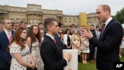 Pangeran William dari Inggris bertemu dengan pesenam Inggris, Max Whitlock, di Istana Buckingham di London dalam acara penganugerahan Gold Duke of Edinburgh Awads (foto: AP Photo/Kirsty Wigglesworth, pool) 