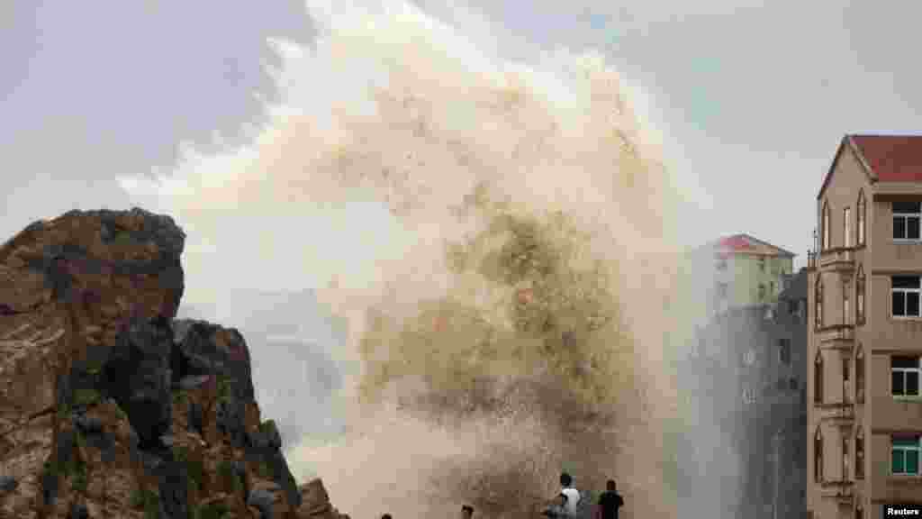 Les vagues du typhon s&#39;abattent sur la Chine, Taizhou, 8 août 2015.