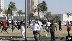 巴林反政府示威者爭相逃避警方追捕。