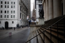 Koronavirusun pandemiyasının ən ağır təsir göstərdiyi Nyu Yorkda ölkənin maliyyə ürəyi sayılan Wall Street küçəsi boşdur.