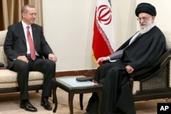 ຜູ້ນຳສູງສຸດ ອີຣ່ານ ທ່ານ Ayatollah Ali Khamenei, ຂວາ, ເຈລະຈາກັບປະທານາທິບໍດີ ເທີກີ ທ່ານ Recep Tayyip Erdogan ໃນລະຫວ່າງການພົບປະກັນຂອງພວກທ່ານໃນນະຄອນຫຼວງ ເຕຮະຣ່ານ, ອີຣ່ານ. 7 ເມສາ 2015.