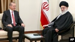 Le guide suprême iranien, l'ayatollah Ali Khamenei, à droite, s'entretient avec le président turc Recep Tayyip Erdogan à Téhéran, en Iran, le 7 avril 2015.
