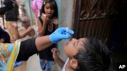 La poliomielitis, o polio, puede afectar a personas de cualquier edad, pero los niños menores de cinco años están especialmente en riesgo. 