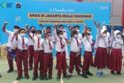 Sebanyak 176 siswa siswi SD Negeri Cempaka Putih Timur 03 mengikuti program vaksinasi untuk anak usia 6 hingga 11 tahun yang dimulai pada 14 Desember 2021 di beberapa kota di Indonesia, salah satunya di DKI Jakarta. (VOA/Indra Yoga)