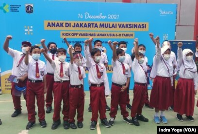 Sebanyak 176 siswa siswi SD Negeri Cempaka Putih Timur 03 mengikuti program vaksinasi untuk anak usia 6 hingga 11 tahun yang dimulai pada 14 Desember 2021 di beberapa kota di Indonesia, salah satunya di DKI Jakarta. (VOA/Indra Yoga)