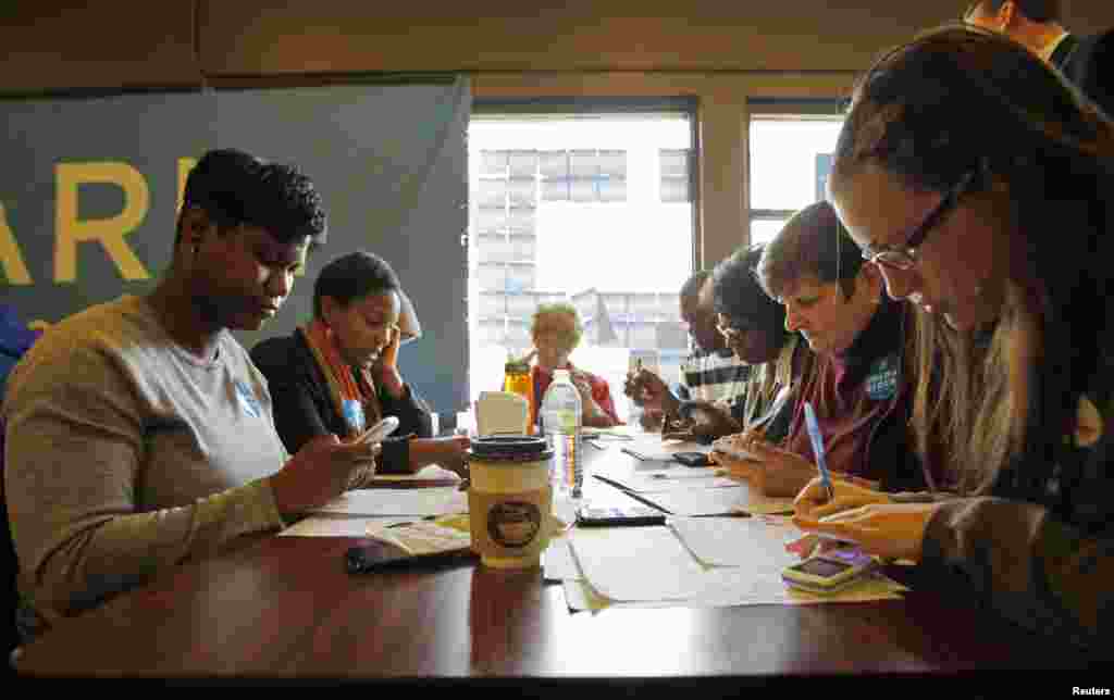 Volunteers for Obama&#39;s re-election campaign place phone calls to voters and other volunteers at a field office on the south side of Chicago on election day.