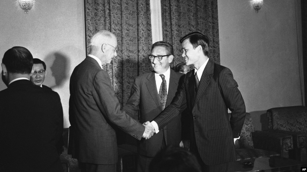 Ông Hoàng Đức Nhã (phải) bắt tay với Đại sứ Hoa Kỳ tại miền Nam Việt Nam Elleworth Bunker, 17/8/1972, trước buổi họp giữa Tổng thống Thiệu và Cố vấn Kissinger (giữa). 