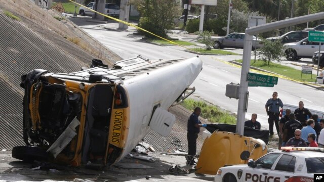 El autobús escolar cayó desde un puente en Houston cuando viajaba con cuatro estudiantes, el martes, 15 de septiembre de 2015.