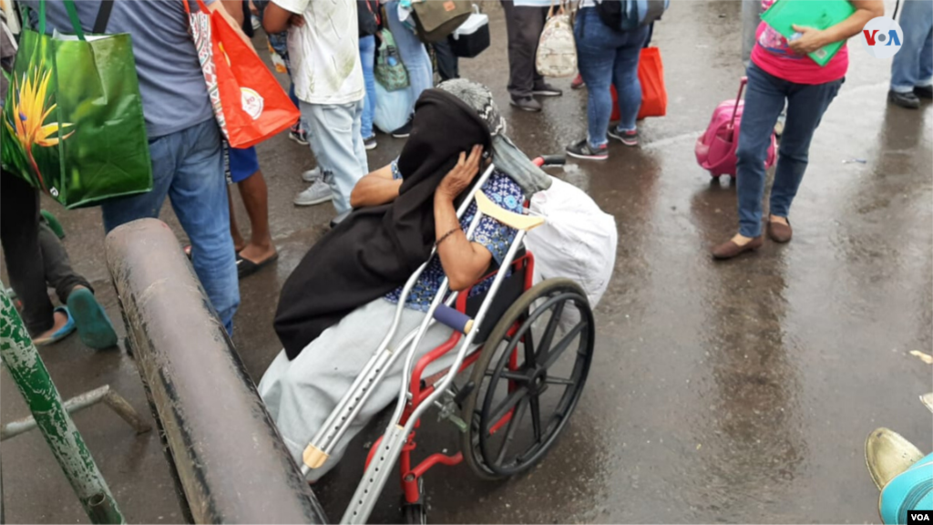 Entre los venezolanos esperando cruzar a su país, se encontraban ancianos y personas enfermas que visitan con frecuencia Colombia en busca de tratamiento médico. (Foto: Hugo Echeverry)