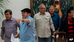 Rodrigo Londoño, alias Timochenko, líder de las FARC, está entre otros con los comandantes del ELN Pablo Beltrán y Antonio García, luego de una conferencia de prensa en La Habana, Cuba, jueves, 11 de mayo de 2017. 