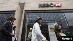 Sebuah bank HSBC di London (Foto: dok). Standar Keamanan Transaksi Bank global HSBC membuat bank tersebut rentan terhadap pencucian uang (money laundry).