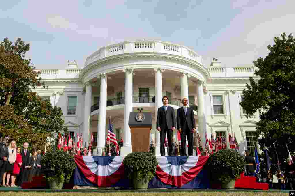 Presiden AS Barack Obama dan PM Kanada Justin Trudeau berdiri khidmat mendengarkan lagu-lagu kebangsaan dalam upacara penyambutan di Gedung Putih, Washington (10/3). (AP/Pablo Martinez Monsivais)