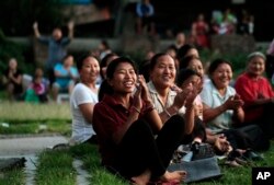 2012年6月18日，流亡藏人妇女在尼泊尔加德满都的一处难民营内观看一场庆祝达赖喇嘛生日的足球赛。